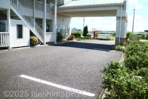 駐車場から建物入り口までの様子