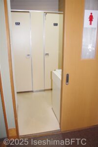 女子トイレ入口のようすす