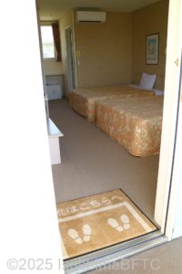 玄関から室内用みたようす　右手にベッドが2台