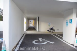 車いす駐車スペースと、その後ろに置かれた貸出用車いすのようす。