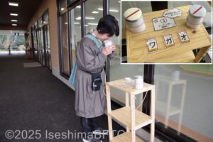 干し草の入ったカップのにおいを嗅いでいる女性のようす。