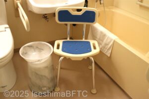 バリアフリールームに常設のシャワーチェア