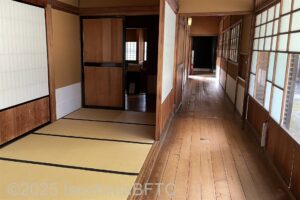 右側に板廊下、左側に畳廊下が見える。