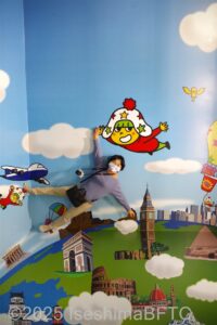 フォトスポットはトリックアートになっていて、ホシオくんと手をつないで空を飛んでいるような写真が撮影できるスポットのようす。
