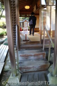 「離れ屋」に入るための3段の階段のようす。