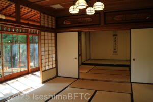 離れ屋の居室のようす。和室の続き間になっていて、奥には仏壇を納めていた上段の間が見える。