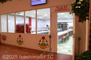 体験メニューが開催される 「ホシオくんキッチン」の入口。
壁は大きなガラス窓になっていて、外から中の様子が見えるようになっている。