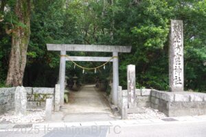 神社入口の鳥居のようす。鳥居はコンクリート製でシンプルな造り。右側に花の窟神社の名前が書かれた石碑が建っている。