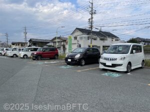 松阪市駐車場内にあるおもいやり駐車区画のようす。