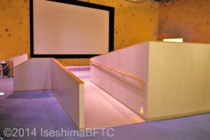 映像展示室のスロープ。車いすの方も段差なしで最前列まで行くことができる。
