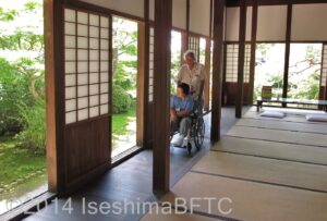 板の間部分からの車いすでの見学のようす。
