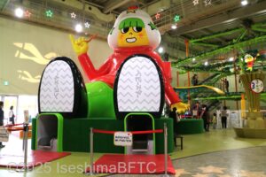 メインの会場で最初に目につく、巨大ホシオくんのキャラクター立像は、足元がスライダー(滑り台)の降り口になっている。