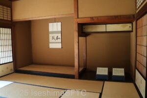 二の間のようす。立派な書院造の床の間が備えれれている。