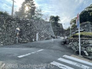 資料館に続く上り坂のようす。
