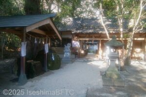 左手手前に手水者、奥にさんろうでんと呼ばれる建物がある。
