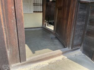 旧宅の手前にある木戸のようす。入口には12センチの段差あり。