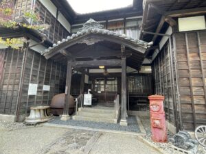 資料館正面の入口。昔の家屋で、玄関前に3段の階段が見える。
