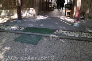 しゅうろうでん手前の段差のようす。