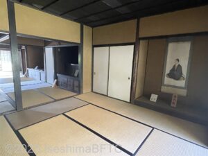 旧宅の座敷のようす。畳敷きの続き間になっていて、床の間には本居宣長の自画像の掛け軸がかかっている。