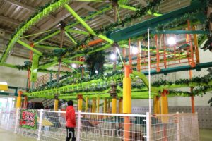 その他のアスレチック。天井にあるレールにハーネスを付けて高いところにある橋を渡るアトラクション。