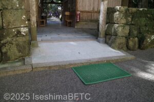 しゅうろうでんを抜けた先の段差のようす。