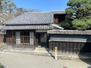 石垣の上からすずのやを眺めたようす。