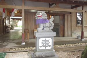 しゅうろうでんの狛犬のようす。比較的新しく、口元が朱色に塗られている。