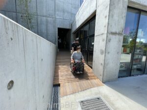 7.スロープを下る車いす使用者