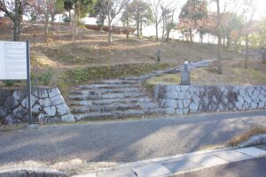 駐車場から続く石畳。階段状になっている。
