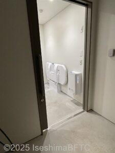 車いす対応トイレ入口