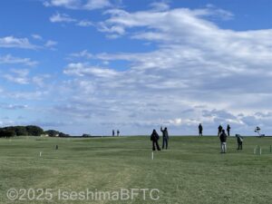 その他のコースでプレーをしているよういす。