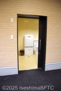 車いす対応トイレ入口のようす
