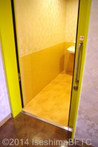車いす対応トイレ入口