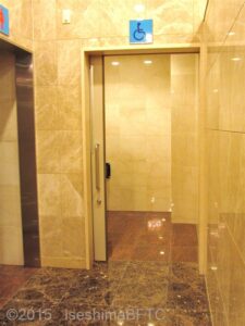 車いす対応トイレ入口