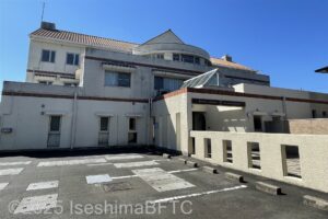 本館前の駐車場のようす