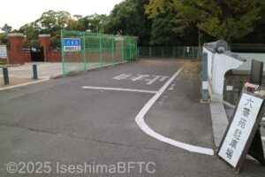 六華苑のすぐ近くにある駐車場入口のようす