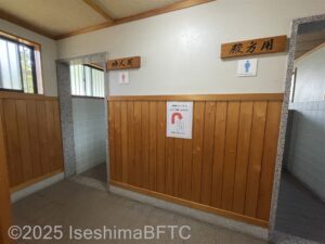 共用トイレの入口を入り、さらに右側に男性用、左側に女性用のトイレへの入口がある。