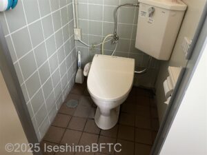 女子用洋式トイレ個室のようす。手すりは付いていない。