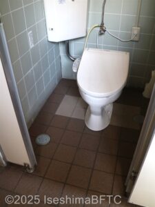 男子用洋式トイレ個室のようす。手すりは付いていない。