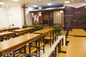「えんがわルーム」中のようす。名がテーブルとイスがたくさん置かれている。