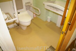 車いす対応トイレ内部