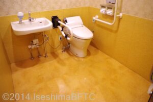 車いす対応トイレ内部