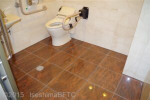 内部のようす　入口からみて左手奥に便器がたて置きにあり