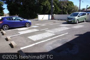 本館前の駐車場を本館側から見たようす