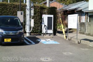 駐車場内にあるEV充電用スタンド。1台分あり。