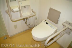 車いす対応トイレ　便器回り
