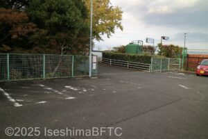 駐車場には障害者専用スペースが2台分あり。