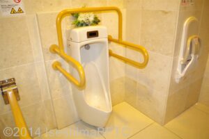 男性用小便器と手すり