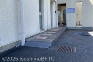 駐車場から玄関への通路