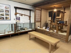 資料館の館内のようす。昔に使われた機織り機が展示されている。